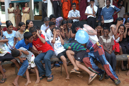 07 Eclat de rire clown show Sri Lanka